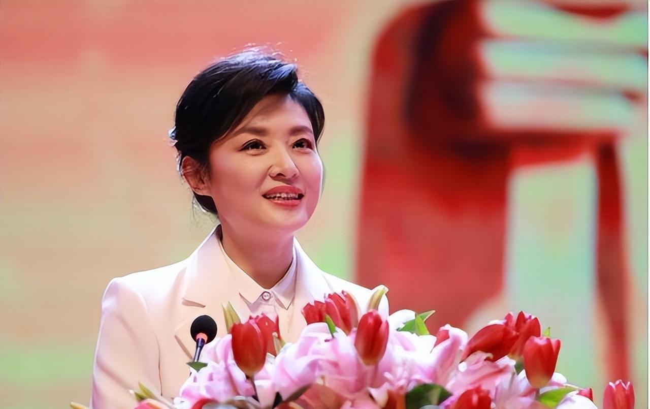 她是“央视骄傲”，和结婚12年丈夫离婚，坦言：婚姻给我全是痛苦
在纷繁复杂的娱乐