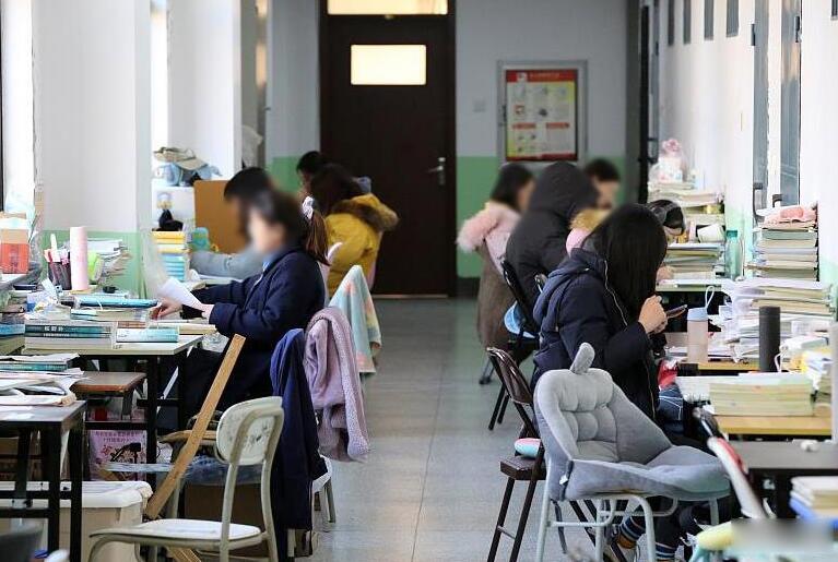 现在有许多就读“非师范专业”的年轻人拿到了教师资格，或者正在备战教师资格考试，他