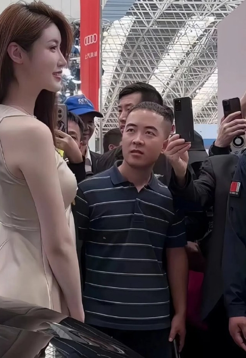 车展上意外走红的“条纹哥”，扛不住全网调侃终于回应了∶

1.承认自己当时确实走