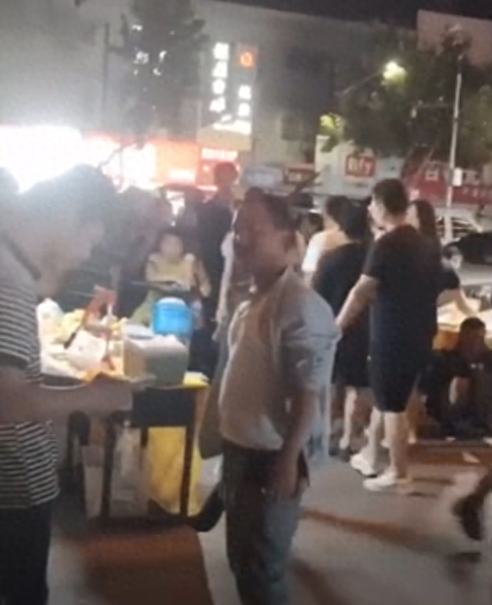 闹市街头突发惨案，男子头颅几乎被砍下！8月28日晚山东潍坊高密的夜市街头，两名男