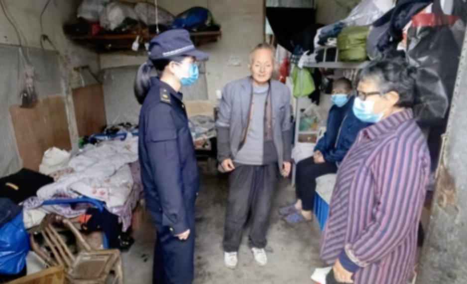 2024年11月，一位老大爷因违规摆摊被罚。交罚款时，他恳求说：“能不能少罚点？
