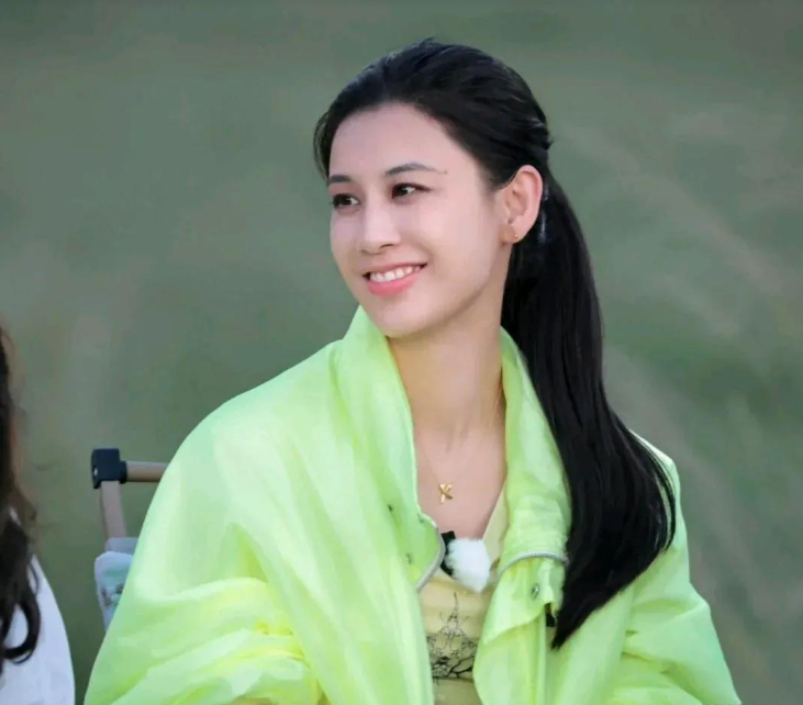 黄圣依离婚，主要杨子这3个行为触碰了黄圣依的底线：

1、据传，黄圣依面对的是一