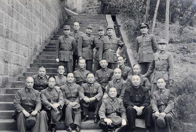 盘点国军将领中那些聪明人！

​关麟征，黄埔一期的，还是杜聿明的同乡和长官。但人