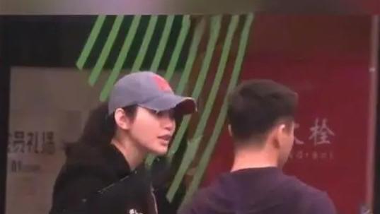 奚梦瑶很生气，当街与何猷君吵架，男方拍老婆手臂安抚