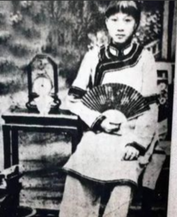 身价达12000金的晚清名妓杨翠喜突然轻声问李叔同：“你怎么从来不碰我？我虽只是