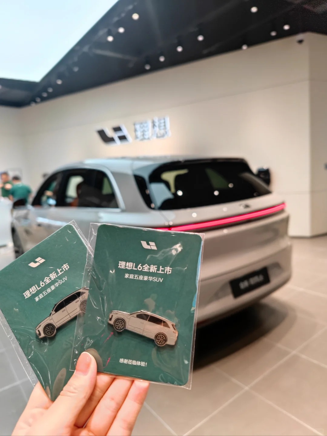 理想l6试驾了，感受是:
高科技配置很丰富，自动泊车，打灯变道都很好用。有了AI