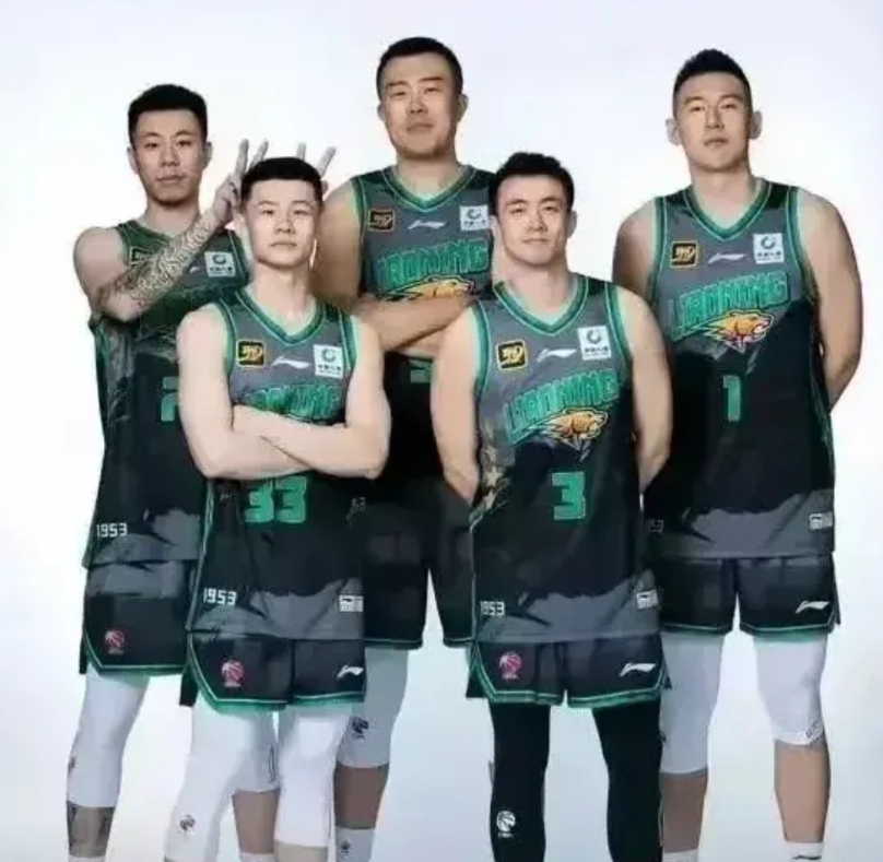 新一届男篮对阵日本首发5人：

  1. 后卫：赵睿（队长）

  2. 中锋：