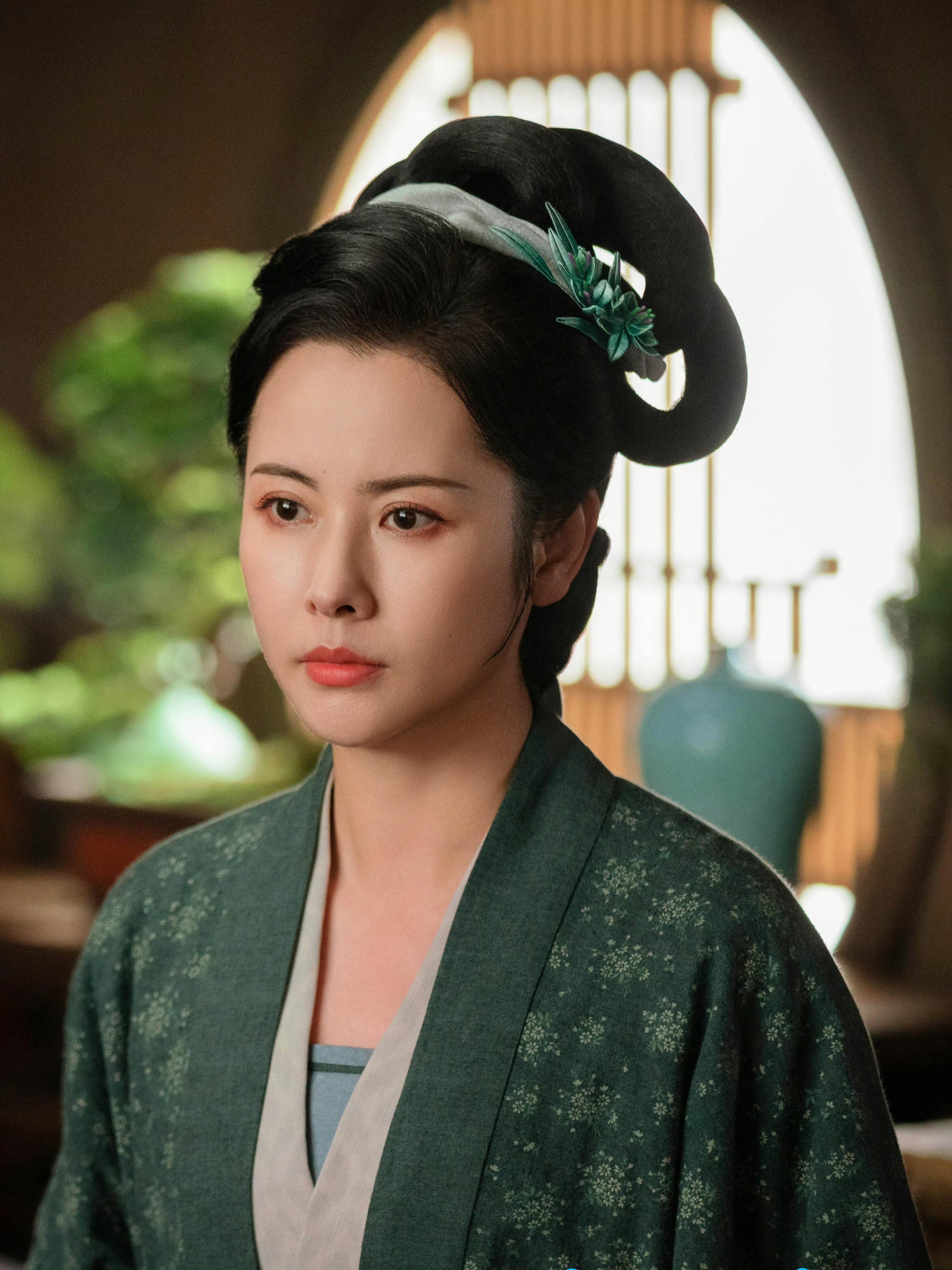 杨明娜是一位多才多艺、备受尊敬的女演员