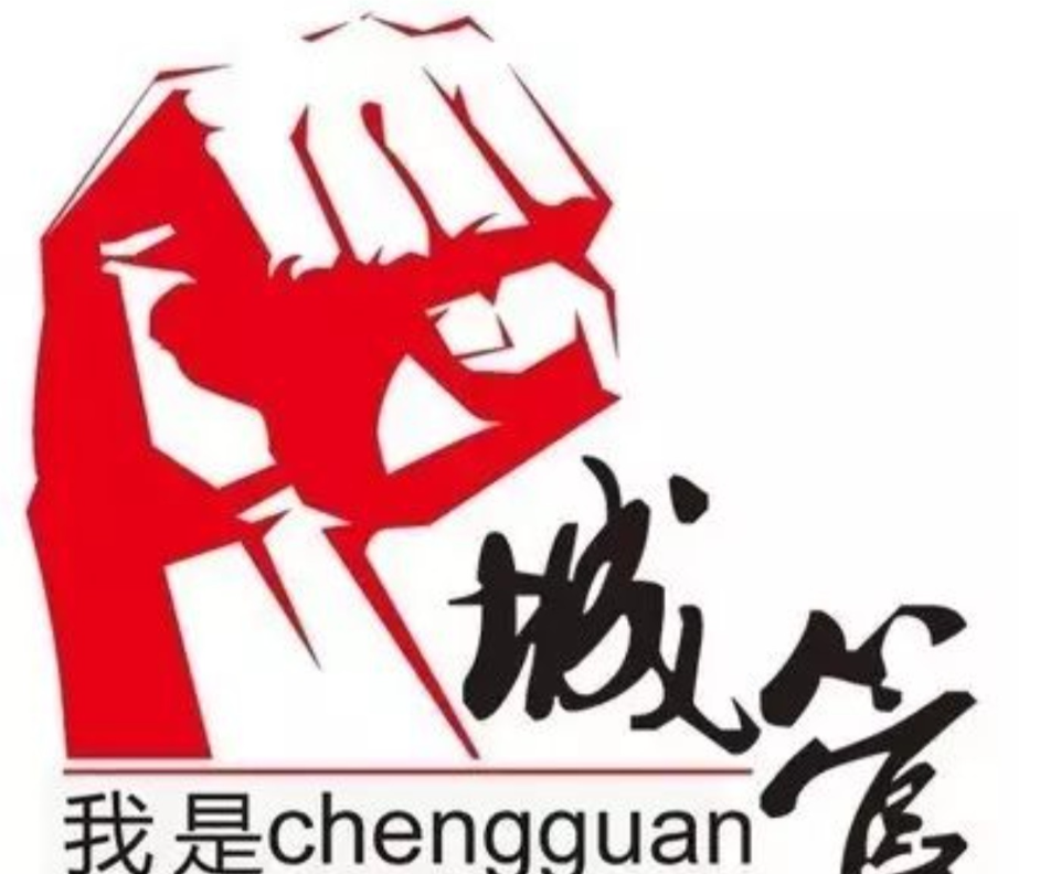 广东，一女子是某街道水果店的店员，因店铺空间有限，每次摆放水果都会超出部分空间。