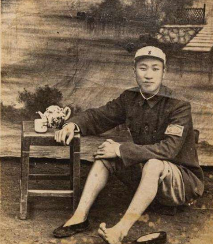 1998年，72岁的抗战老兵马丹林躺在病床上，浑身插满了管子。而他身价100亿的