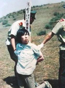 1993年，河南郊外的一处刑场，曹琳琳面临了死刑的终极命运，在镜头捕捉的画面中，