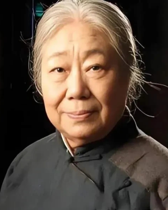 这位低调朴实的老太太，老艺术家，老戏骨，曾经演过，苦菜花，还演过，渴望，你能认出