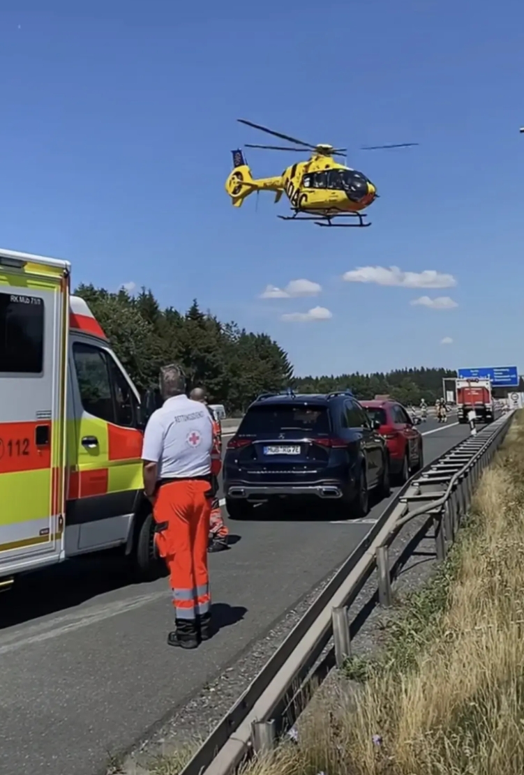 面对美国洛杉矶火灾，很多中国网友称祈祷美国不要下雨，怕灾民失去家园后还要淋雨感冒