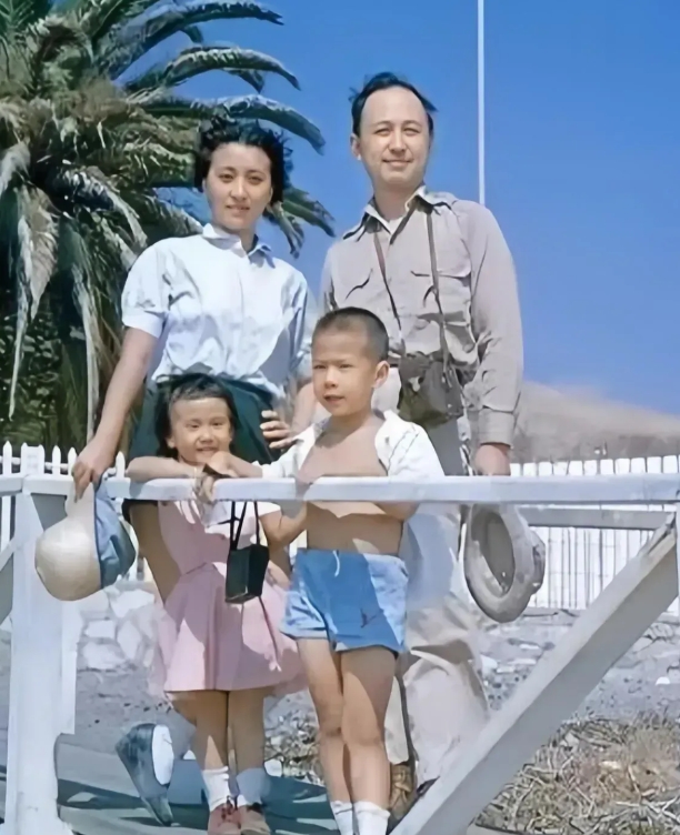 50年代，钱学森和蒋英在美国住别墅喝牛奶，却回到一穷二白的祖国。
这是钱学森在美