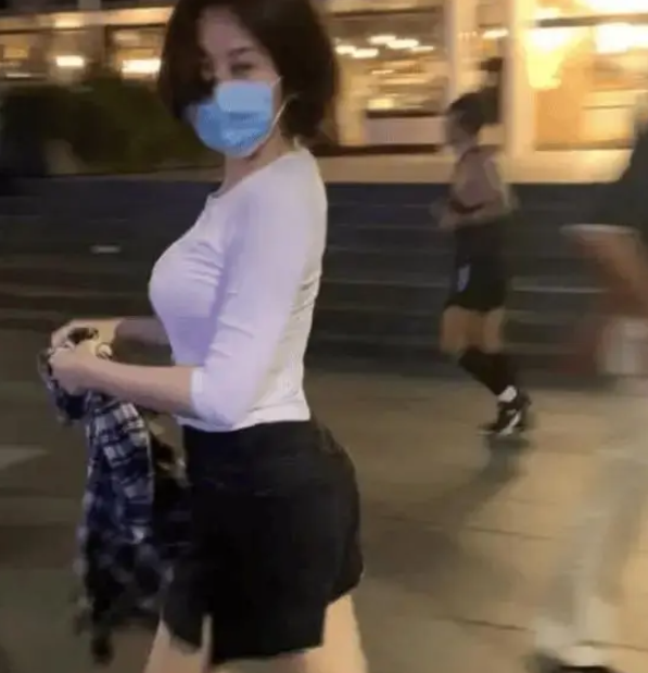 近日，一组许晴的旧照在网络上引起热议！照片中，她与同班同学聚会，满脸通红地笑着，