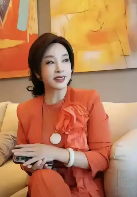 有刘晓庆这样的人做朋友是幸福的！

    曾经，有一个作家说：要想知道一个人的
