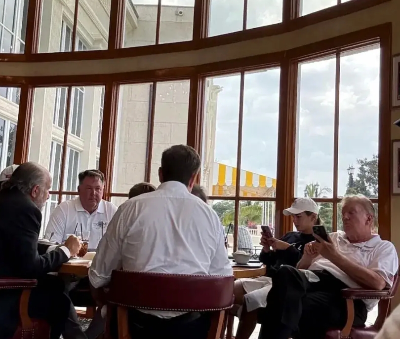 美国大选后，这张图最近在网络上火了，
这是特朗普一次家庭聚会后留下的照片
特朗普