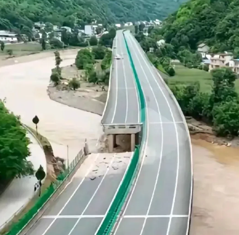 陕西高速桥垮塌六个做梦都没想到
1.做梦都没想到一场大雨没冲走一户人家却冲断了高