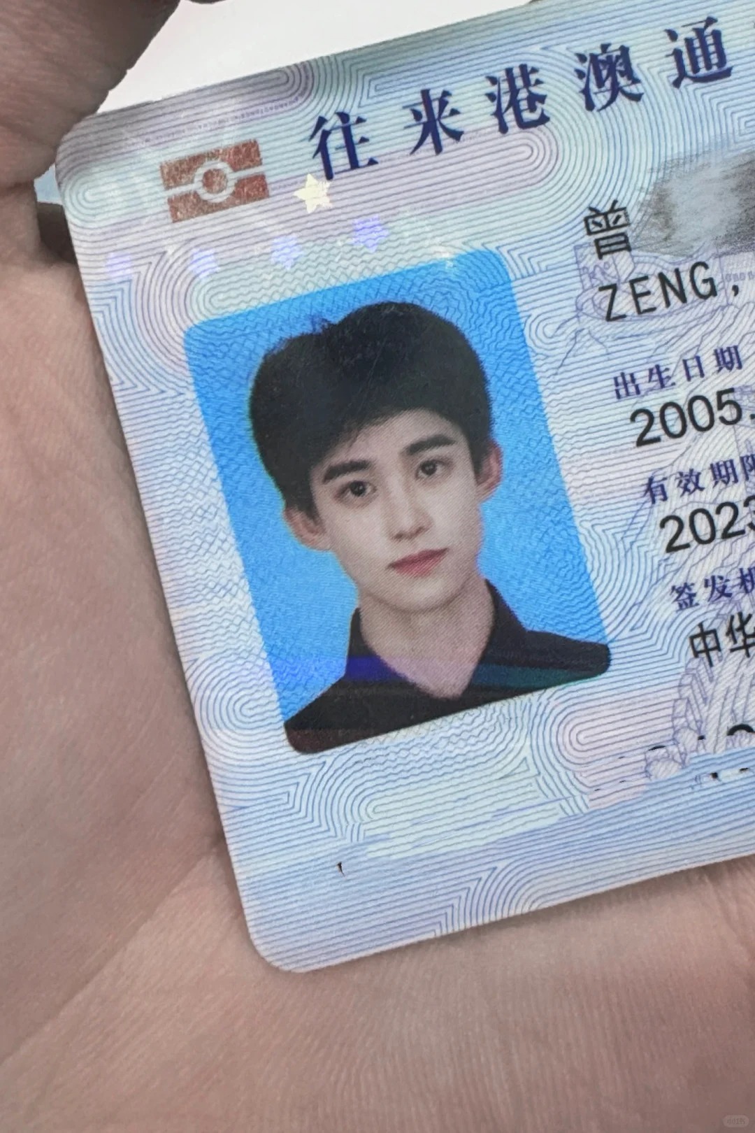 男高时期拍的
读大学一年感觉老了不少。
黑发看起来好