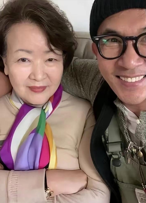 具俊晔母亲曝光，也是厉害角色。儿媳妇大S逝世，她一声不吭，之前采访就坦言对大S不