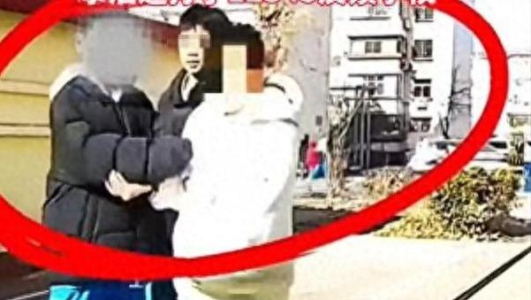 监控曝光！中学生故意将同学推向汽车？司机下车怒斥！网友：后怕