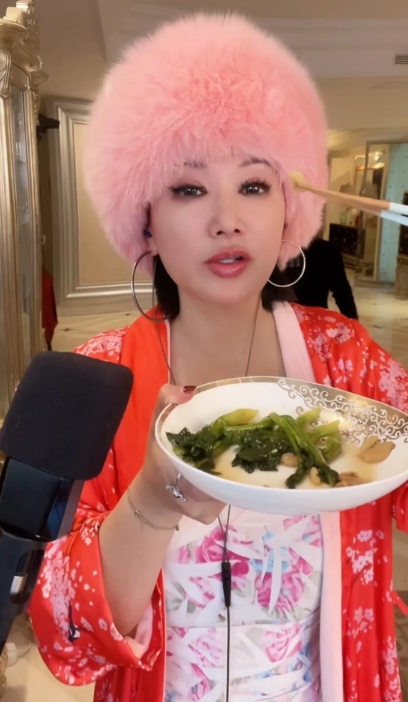 当年李湘33天闪婚珠宝大亨李厚霖可谓是轰动了整个娱乐圈，而同居七年的女友秦海璐就