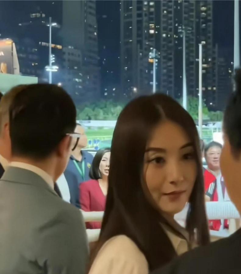 郭富城真是变脸王啊！

前几天在安徽，还一头黄毛，村姑风小娇妻，这几天在香港，立