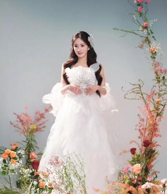 杨幂团队一股子老人味。
这样的摄影感觉05年就很流行了吧？
当初给孩子拍照片，就