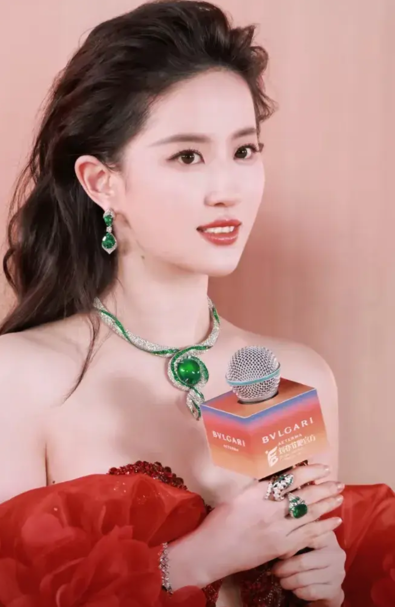 娱乐圈内公认的十大高颜值女星
1. 迪丽热巴：1992 年出生于新疆乌鲁木齐市，