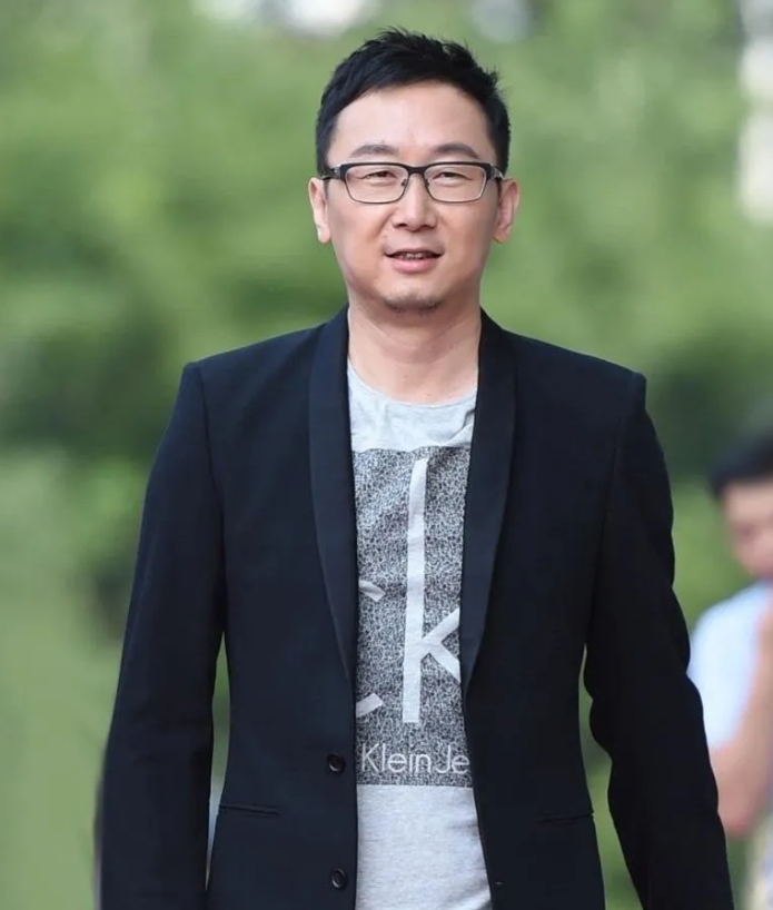 陆导那话说得可叫一个犀利，直接给《抓娃娃》贴上了“低质强碱性搞笑片”的标签，还嚷