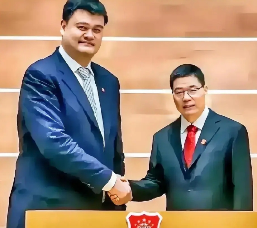 中国篮协高层再也坐不住了，主要因为最近发生的这2件事，一悲一喜，分别是——

一