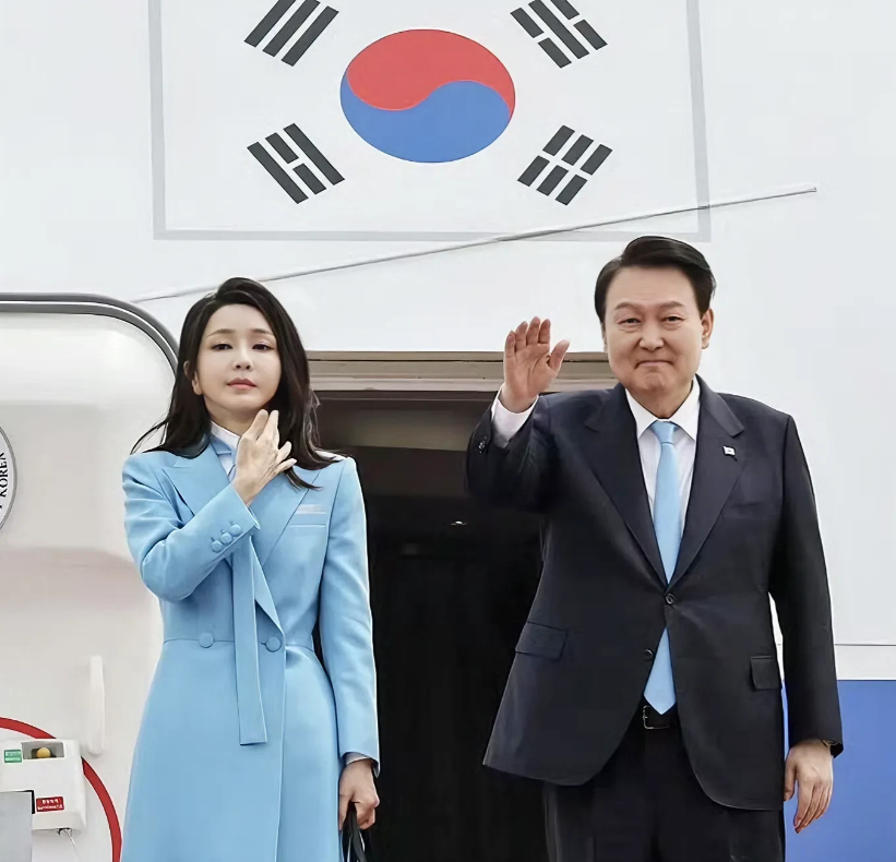 万万没想到，韩国这次竟然表现得这么强硬！近日，韩国总统尹锡悦携妻子金建希抵达捷克