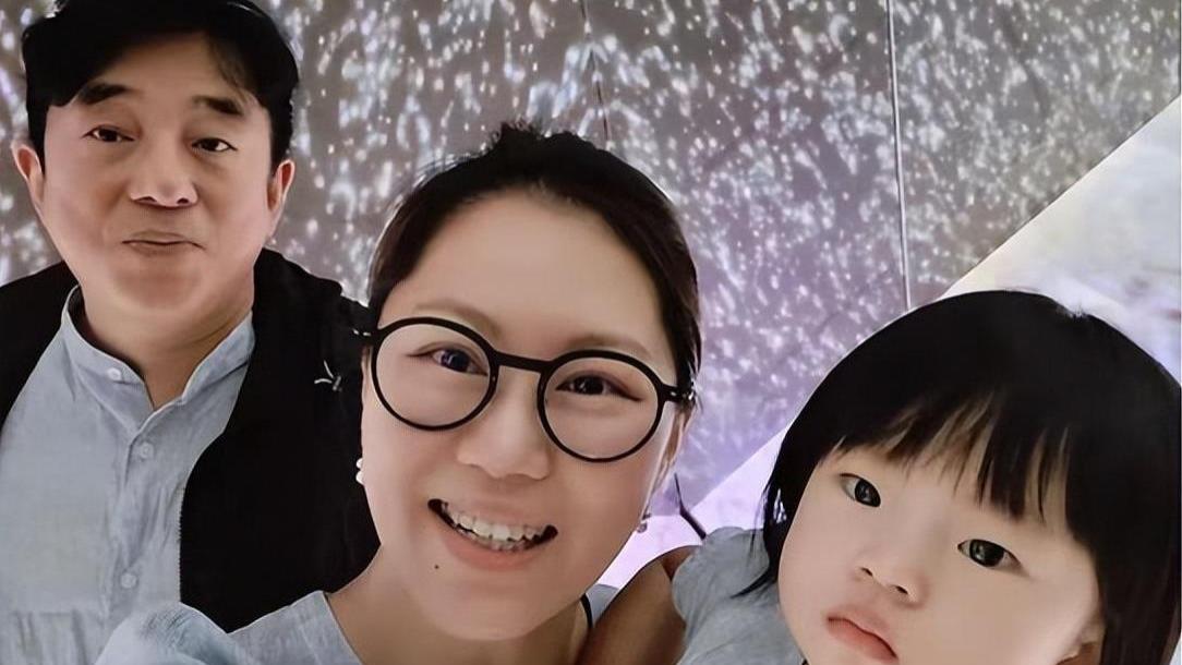 吕方近照曝光，被指撞脸王晶父亲，妻子曾被追债70万，陷舆论风波