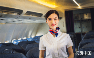 我跟家人去度假，竟发现飞机上的空姐是那晚的她