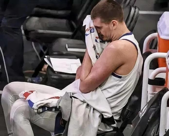 第一场就打得这么累，这不是约老师想要的球队打法啊。
看着球队怎么都追不上比分，约