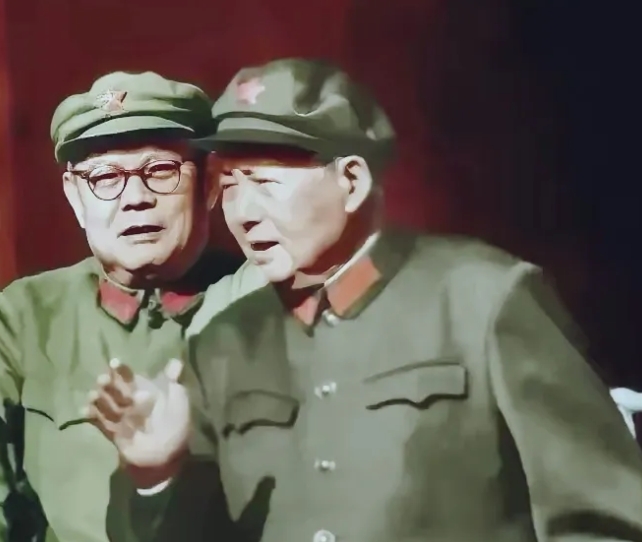 60年代中期，毛泽东主席和叶剑英元帅在天安门城楼上交谈，他们都穿着65式绿军装。