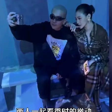 看到这一组照片的时候，是不敢相信的，这是具俊晔和小S吗？
小S靠在具俊晔身上，表