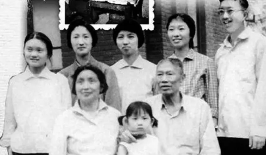 上世纪70年代，军事科学院副院长邓华上将生病入院，老家的侄子赶来探望。一见面，侄