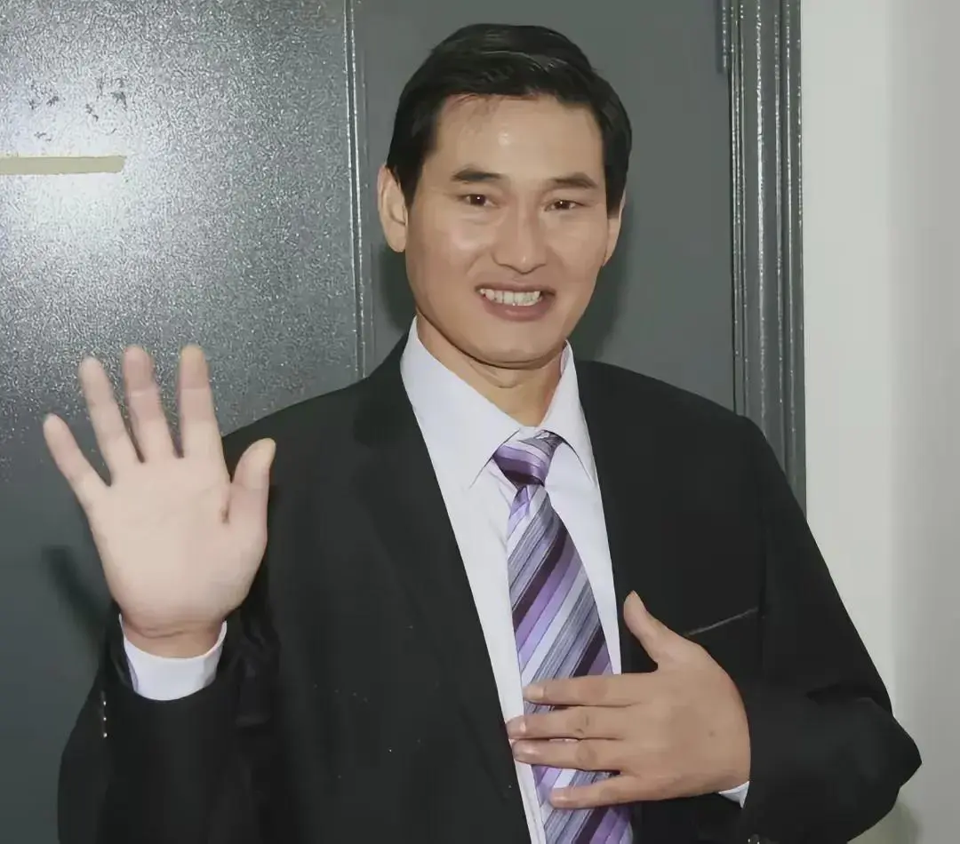 著名农民歌唱家朱之文同志越来越帅！