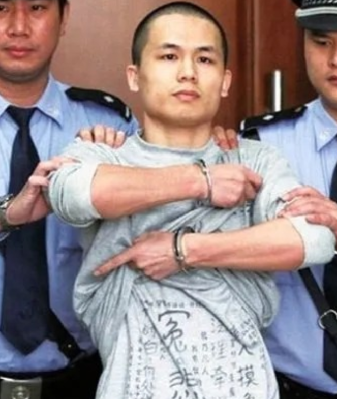 2013年，深圳民警李才坤被判死刑。在记者镜头前，他猛地掀起衣服，露出背心上写着