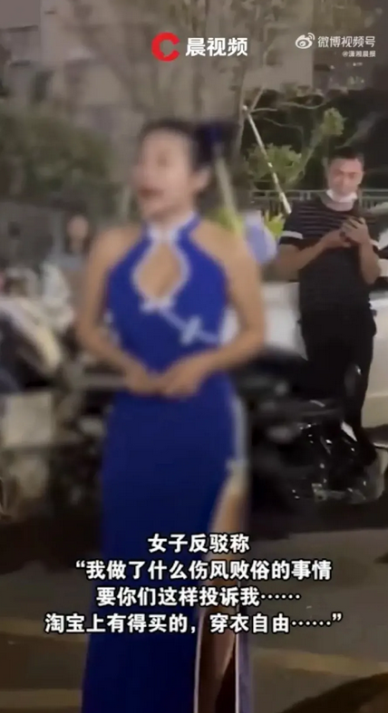 广东江门，一位大胸奶茶老板娘，因穿着性感被群众举报，多名执法人员上门，对其批评教