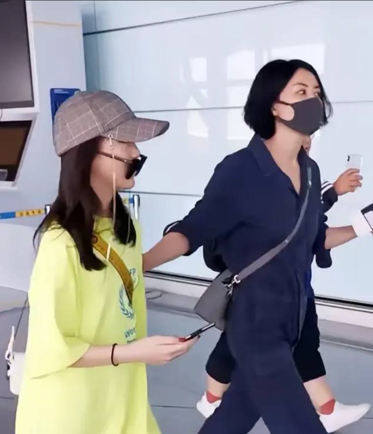 王菲，这位娱乐圈中的传奇女子，行事作风自成一派，讲究至极。
在她的世界里，婚姻似