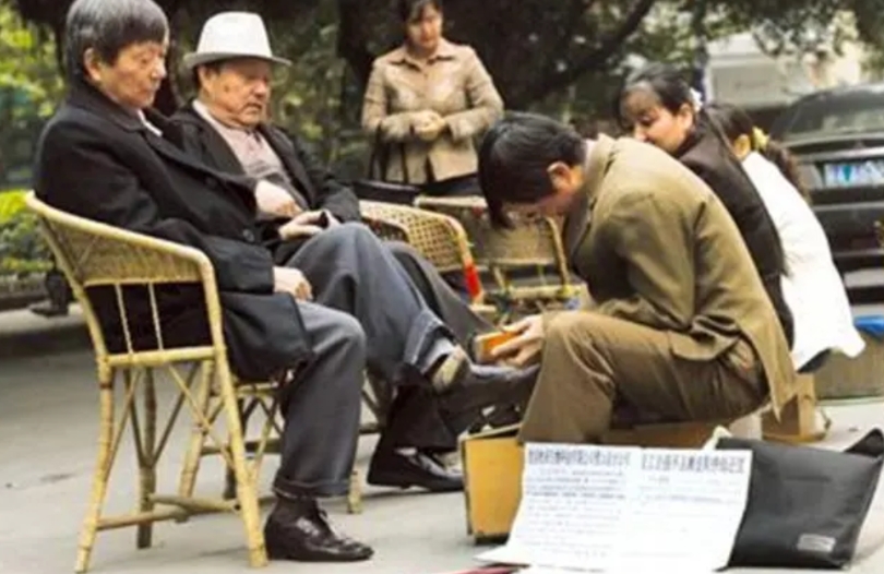 “太没天理了”！沈阳一男子仗着自己身患艾滋病，大家都对他避之不及这一点，四处白吃