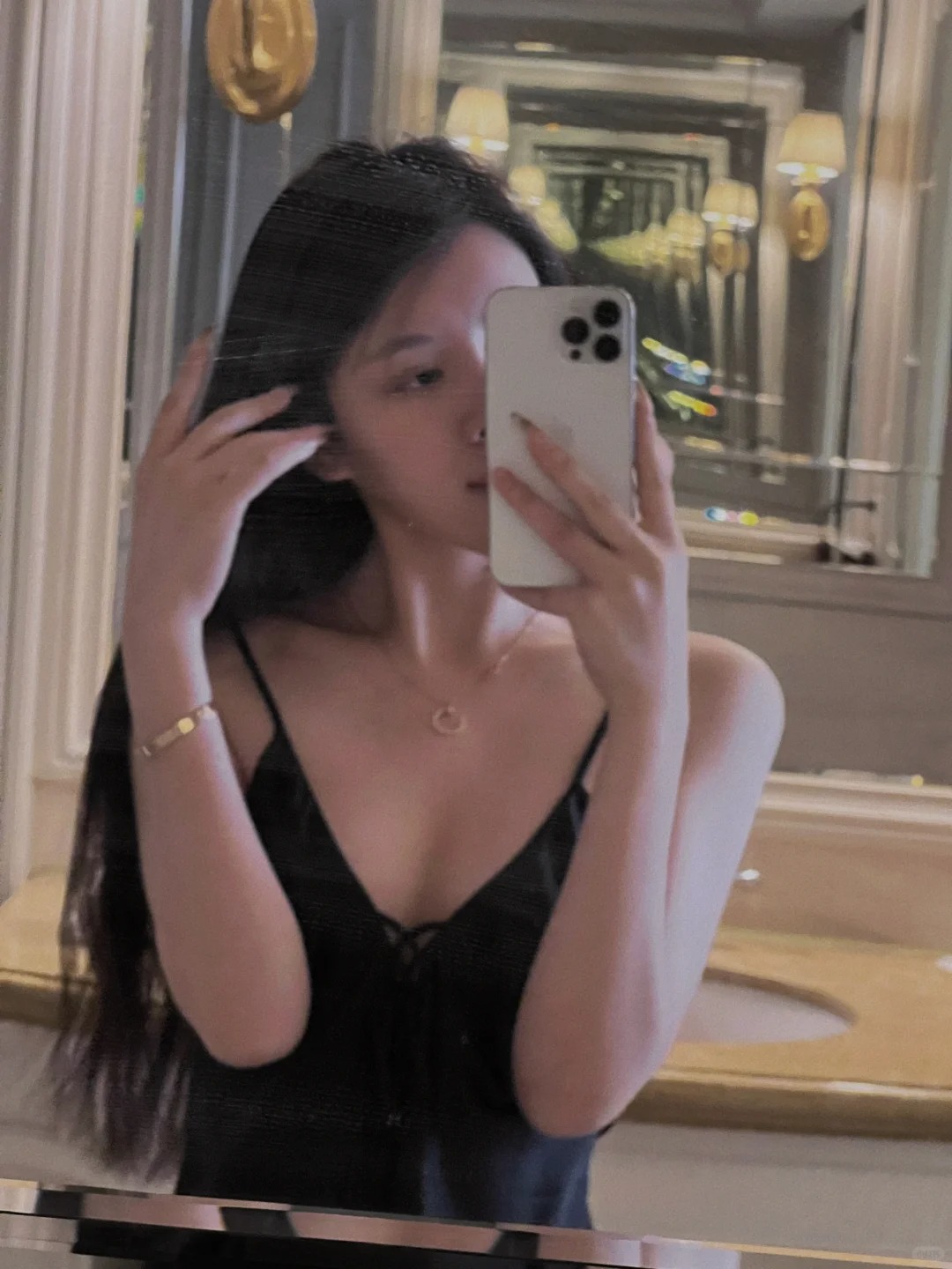 在上海无依无靠无工作，都想去干yc了
房租贵，还有负债，谈恋爱浪费两年青春，什么