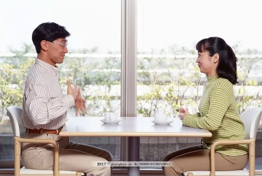 黑龙江一对夫妻因为家庭的琐事离婚，两个人都过着独居的生活。

有一天，妻子感觉天