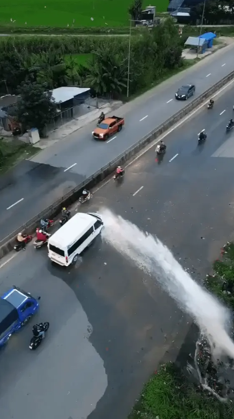 卡车司机保护大家免遭爆管（喷水）伤害。