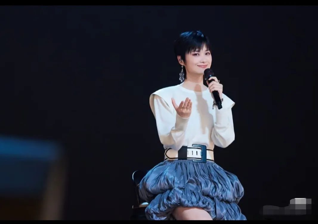 李宇春，蓬蓬裙配这表情，简直绝绝子。