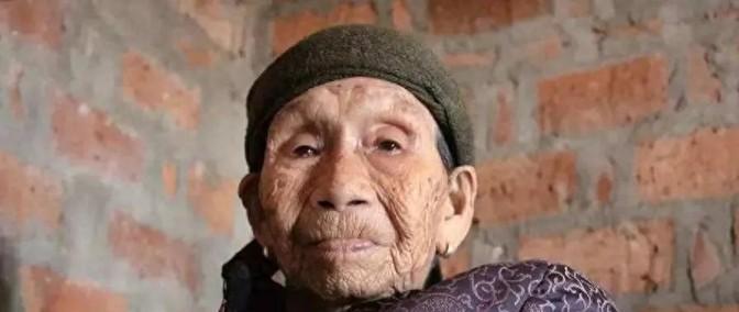 1941年，15岁的黄有良在稻田干活，被一群日本士兵撕碎衣服，摁在田埂上。她拼命