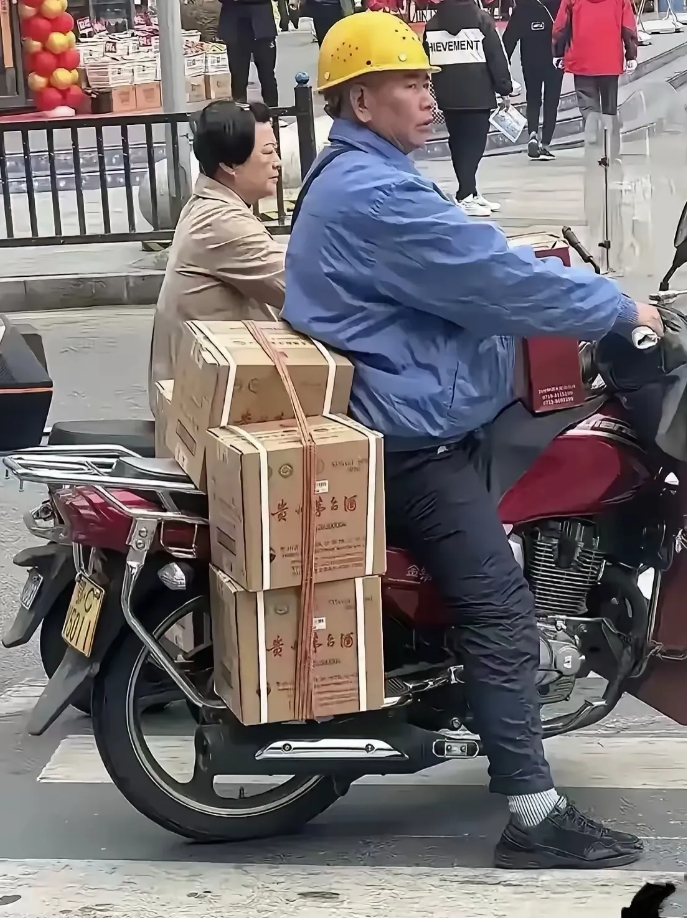 这些货可比摩托车贵多了。
