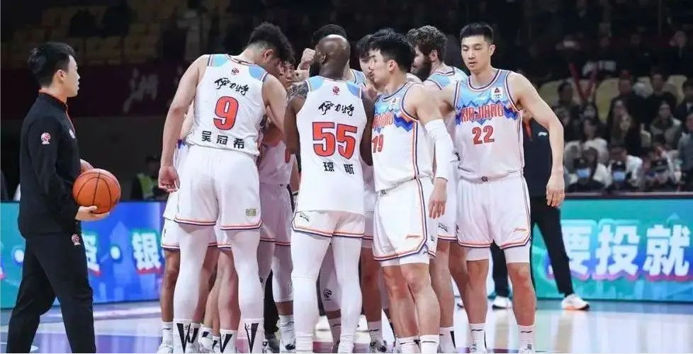 11月3日晚，新疆队VS广厦队CBA对决受瞩目，未上CCTV5直播。新疆4连胜，